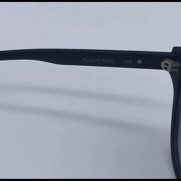 BNWOT— Quay “Flight Risk” purple lens sunglasses - Picture 4 of 4